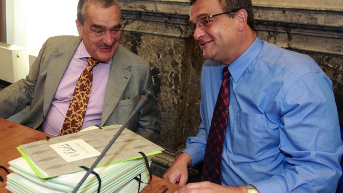 Ministr zahraničí Karel Schwarzenberg a ministr financí Miroslav Kalousek na jednání vlády