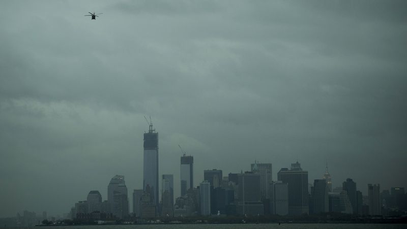 Vrtulník prolétá nad New Yorkem bez proudu.