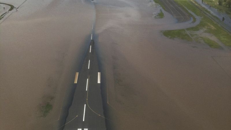Zaplavená letištní dráha v Rockhamptonu