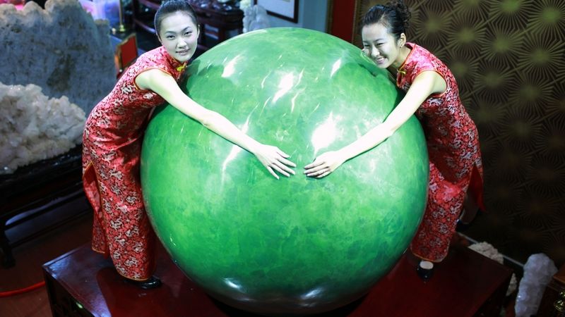 Obrovská perla z fluoritu je nyní k vidění na výstavě v čínském Hainanu.