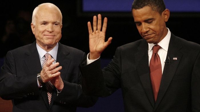 John McCain a Barack Obama při televizní debatě na půdě univerzity v Mississippi