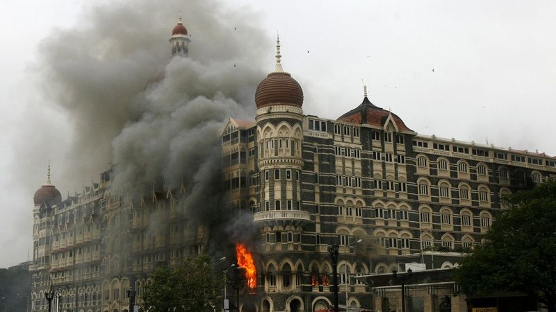 Hořící hotel Tádž Mahál v Bombaji