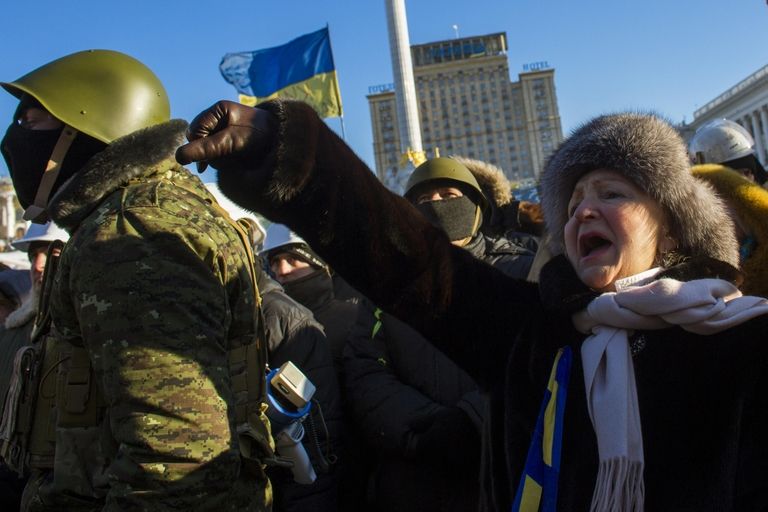 Ukrajinci demonstrující v centru Kyjeva 