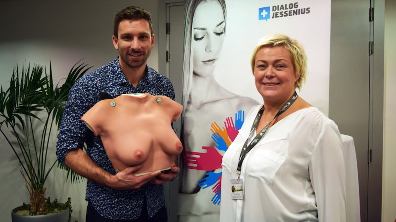 Petr Koukal s Michaelou Tůmovou a speciální maketou, na které se učí samovyšetření prsu.