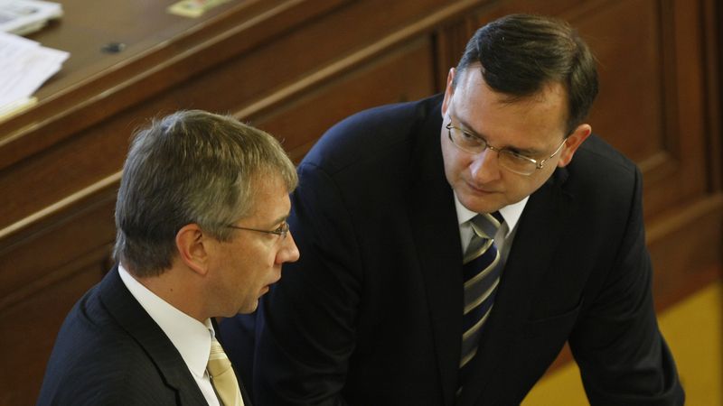 Končící ministr práce a sociálních věcí Jaromír Drábek (TOP 09) s premiérem Petrem Nečasem (ODS)
