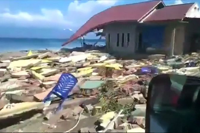 BEZ KOMENTÁŘE: Indonésie se vypořádává s následky zemětřesení a tsunami