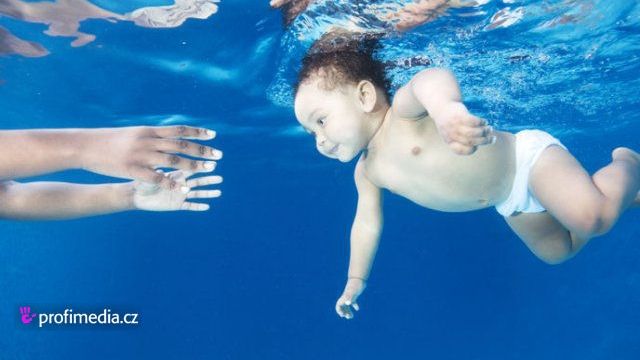 Plavání posiluje zdraví kojenců. 