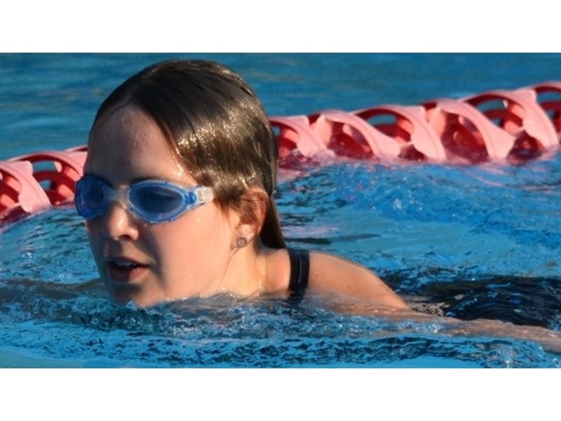 Mladá právnička Anna chodí v Kralupech kondičně plavat takřka pravidelně.