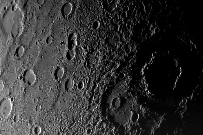 Povrch Merkuru na snímku sondy Messenger