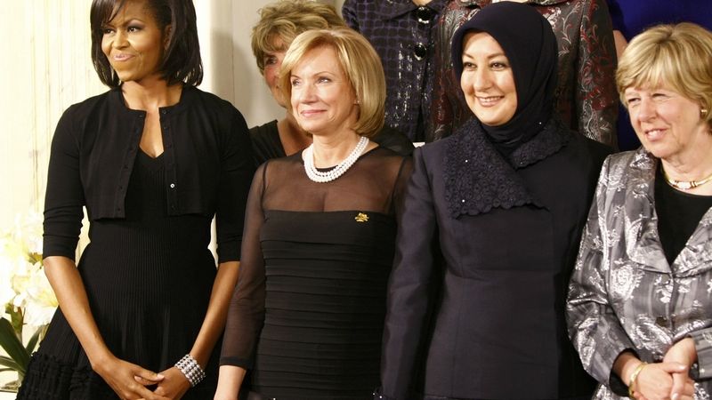 3. dubna: Michelle Obamová si pro setkání s manželkami státníků v Baden-Badenu ponechala černé šaty s ramínky, jež doplnila černým krátkým kabátkem.