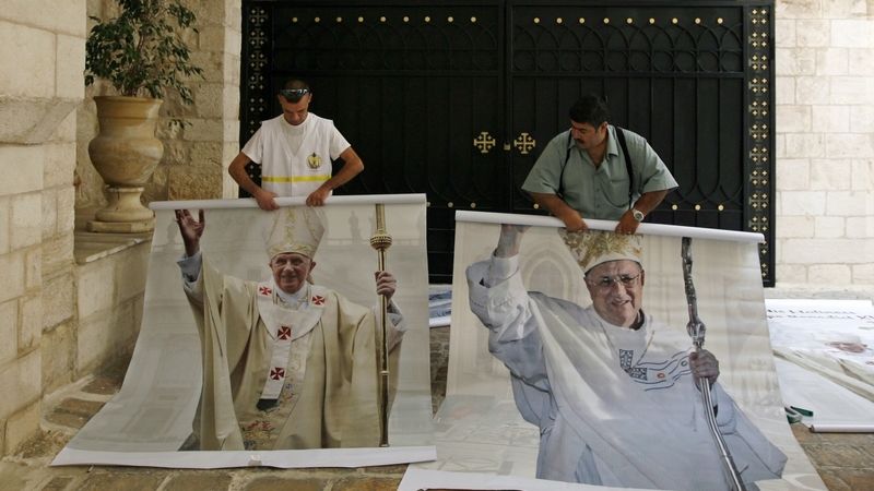 Plakáty s papežem Benediktem XVI. a patriarchou jeruzalémským Fouadem Twalem brzy ozdobí zdi Starého Města v Jeruzalémě.