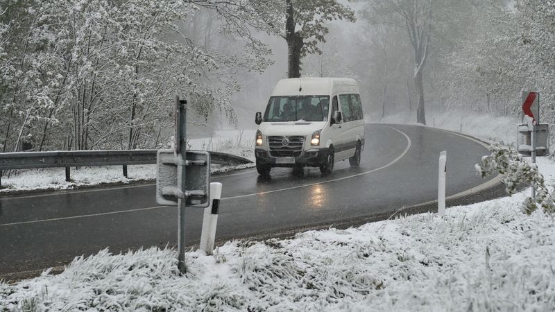 Silnice pokryté sněhem v Albrechticích na Frýdlantsku