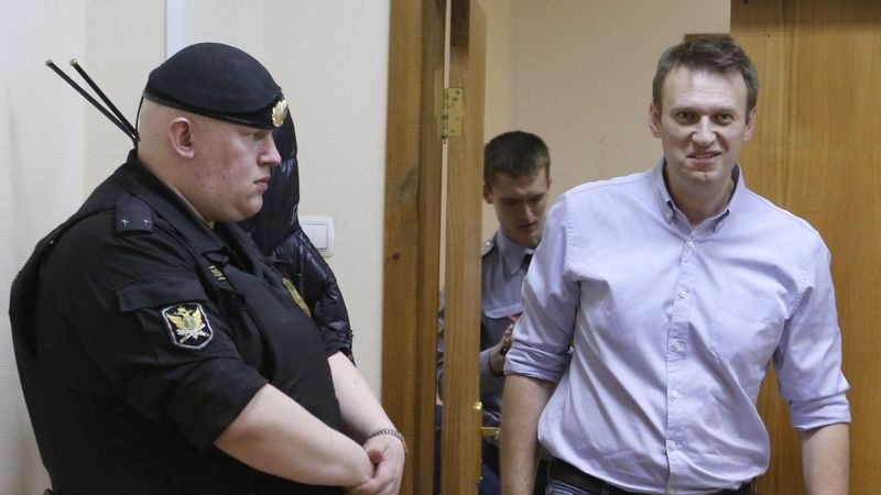 Ruský vůdce opozice Alexej Navalnyj přichází k moskevskému soudu. 