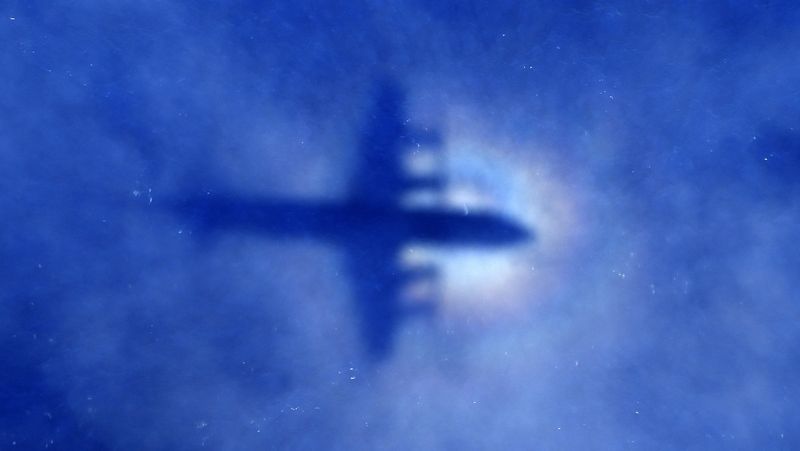 Stín novozélandského letadla P3 Orion, které pátralo po zmizelém boeingu společnosti Malaysia Airlines