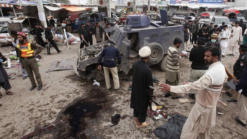 Příslušníci bezpečností služby na místě atentátu v Pešávaru 