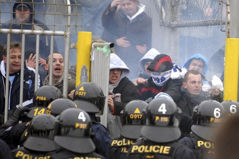 Policisté zasahují proti fanouškům Baníku