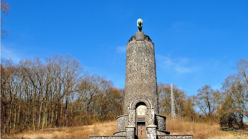 Lva na vrcholu památníku v Chlumci si vybrali ruští stíhači jako terč