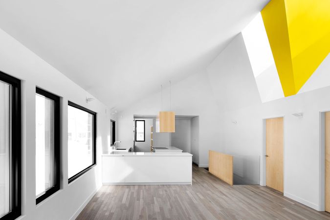 Designovou dominantnou obytné zóny domu je velký žlutý klín rozdělující světlík.