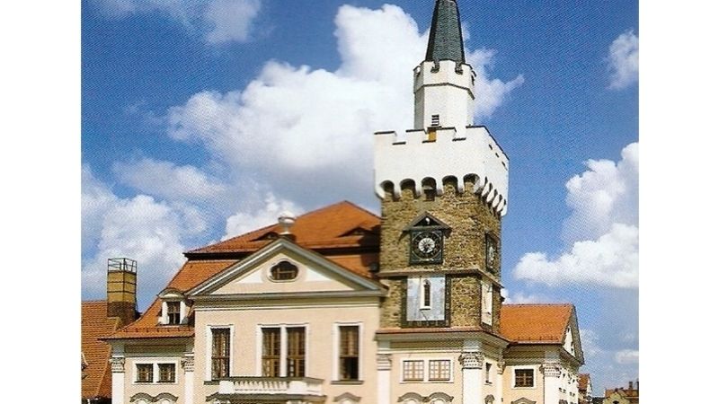 Na radničním náměstí je pozoruhodnou stavbou pozdně barokní radnice s gotickou věží