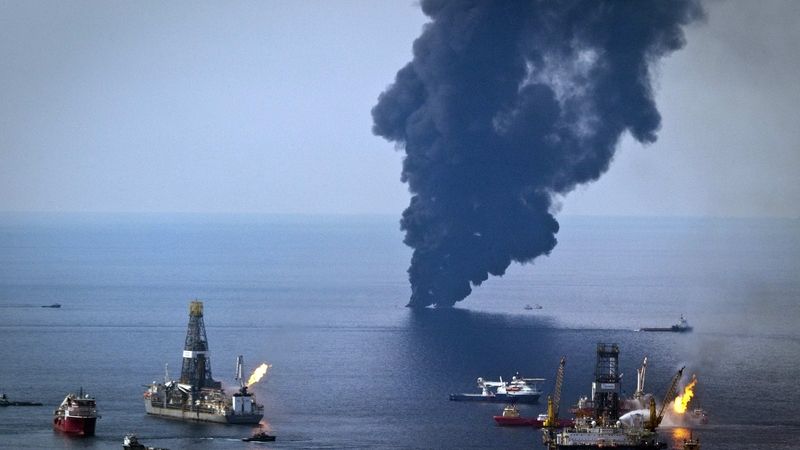 U místa, kde se potopila plošina Deepwater Horizon, uniká kouř ze spalované ropy.