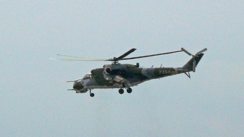 Bitevní vrtulník Mi-24 českého letectva v letu