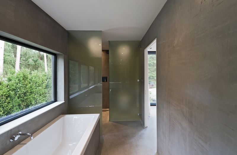 V přísně minimalistickém stylu je navržena i koupelna sousedící s hlavní ložnicí.
