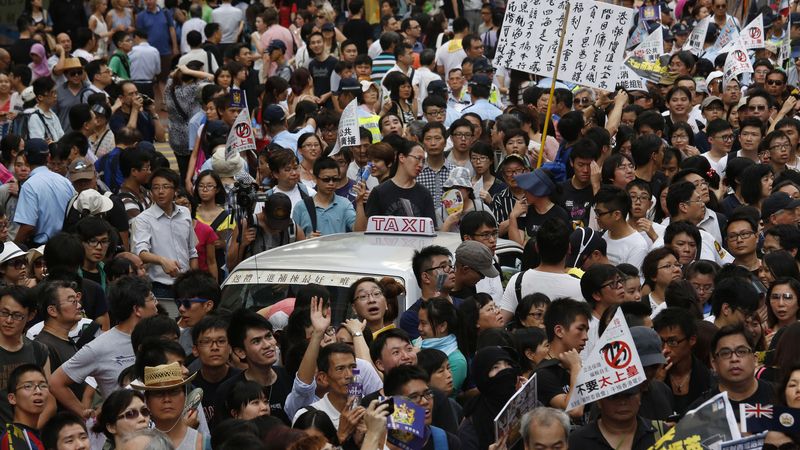 Shromáždění v ulicích začalo poté, co nový předseda výkonného orgánu zvláštní oblasti Hongkong Leung Čchun-jing složil před Chu Ťin-tchaem přísahu. 