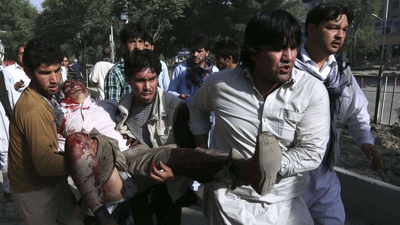 Afghánci odnášejí muže zraněného při atentátu před kábulským nejvyšším soudem. 