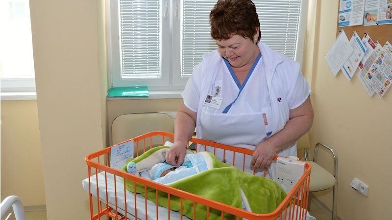 Malý Kryštof pod dohledem monitoru dechu v postýlce na dětském oddělení Uherskohradišťské nemocnice.