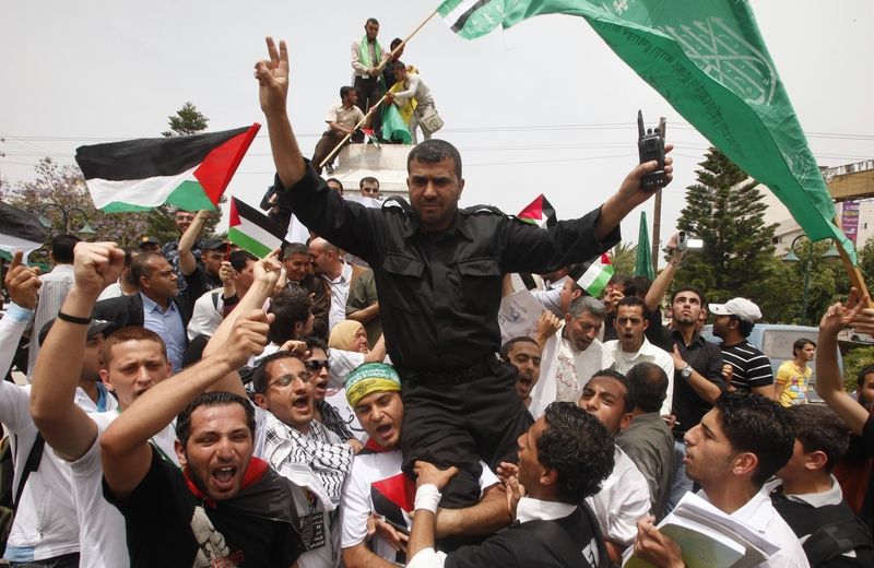 Palestinci v Gaze slaví podepsání dohody mezi Fatahem a Hamásem