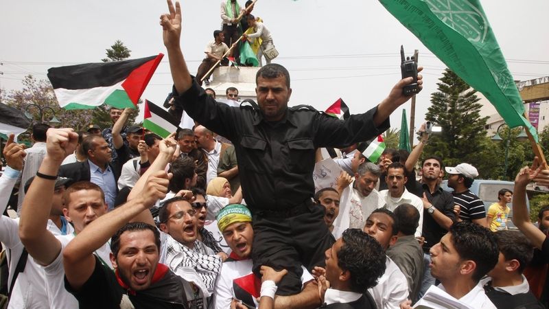 Palestinci v Gaze slaví podepsání dohody mezi Fatahem a Hamásem.