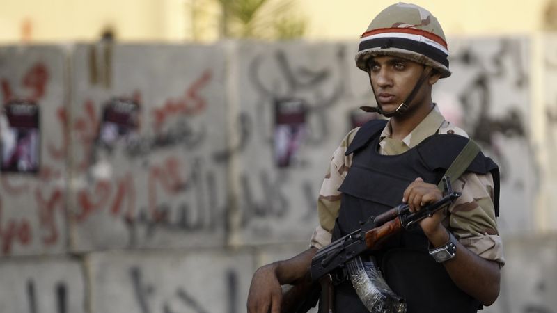 Egyptský voják hlídkuje v ulicích Káhiry.