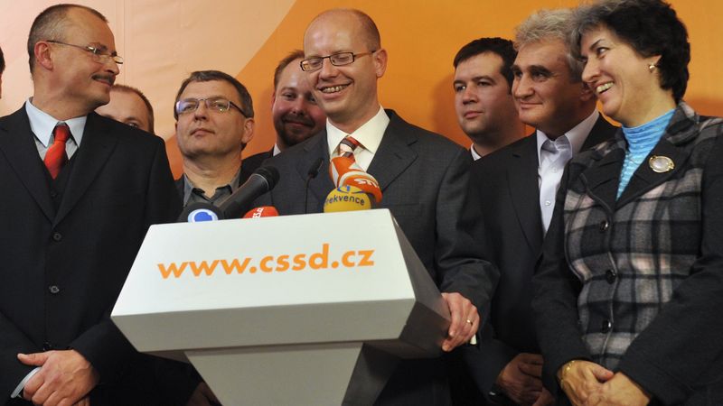 Představitelé ČSSD s úřadujícím předsedou Bohuslavem Sobotkou v čele.