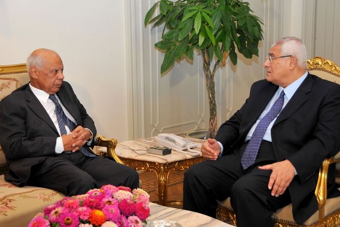 Prozatímní prezident Adlí Mansúr (vpravo) s Házimem Biblávím, který by se měl stát egyptským premiérem. 