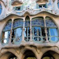 Dům Casa Batlló ovšem při pohledu z ulice nezaujme jen balkony, i okna jsou velmi působivá.