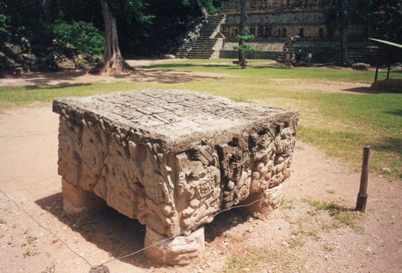 Královský stolec v objektu mayských pyramid v Copánu v Hondurasu, v pozadí stojí velká pyramida.