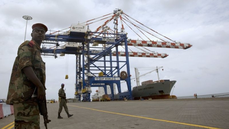 Policista střeží přístav v africkém Džibuti. Země u Adenského zálivu láká investory. Ilustrační foto