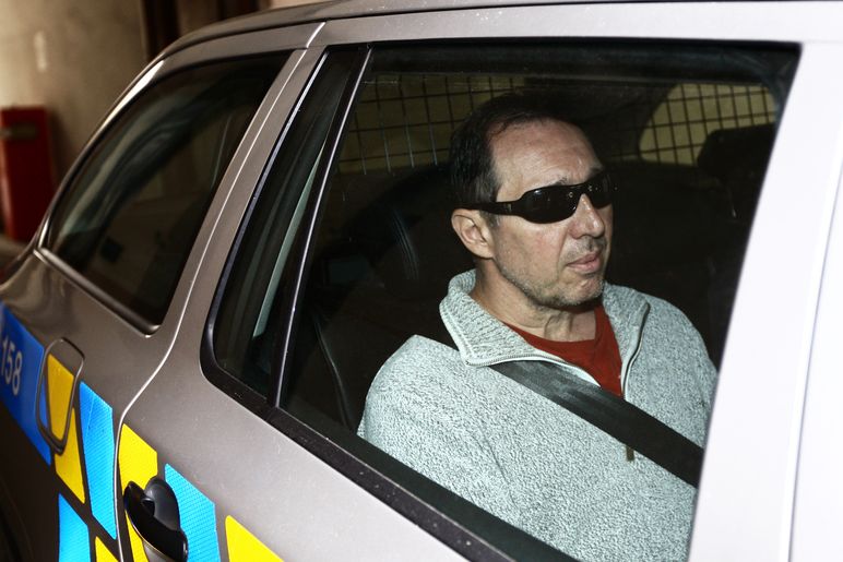 Petr Kott patří k obviněným v korupční kauze spojené s poslancem Davidem Rathem. Policie ho přiváží do Dlažděné ulice.