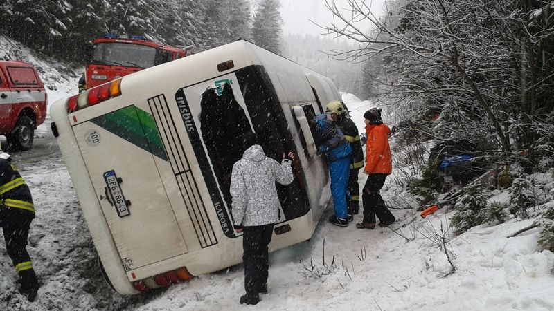 Nehoda autobusu u obce Javorná ve směru na Železnou Rudu