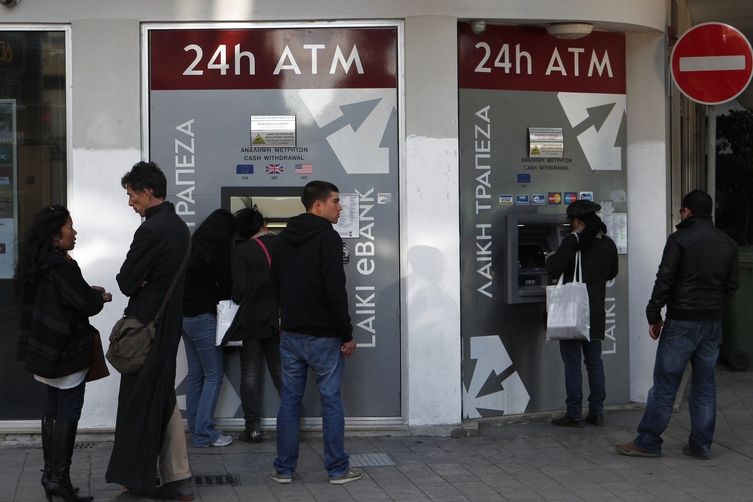 Kypřané čekají u bankomatů, aby vybrali co nejvíce peněz, než o část vkladů přijdou.