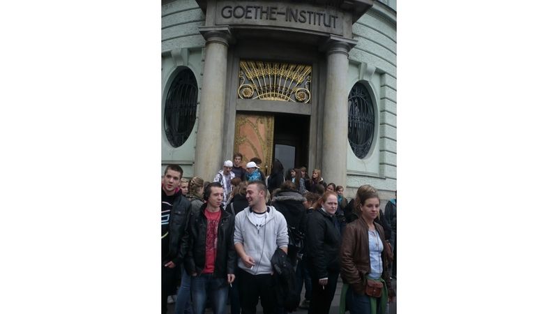 Studenti před Goethe Institutem