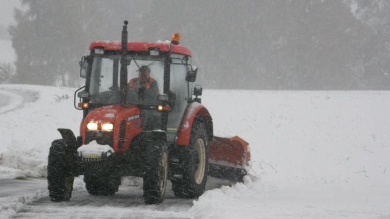 Silničáři na Liberecku se potýkají s přívaly sněhu.