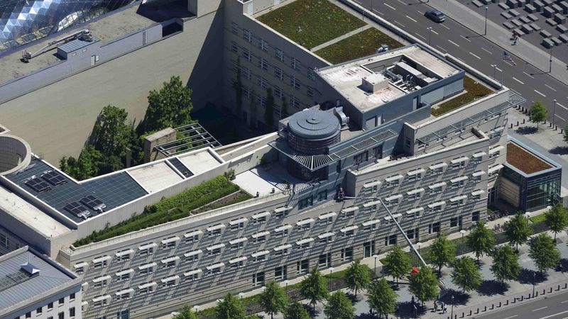 Letecký snímek budovy amerického velvyslanectví v Berlíně, ze kterého se prováděly i odposlechy.