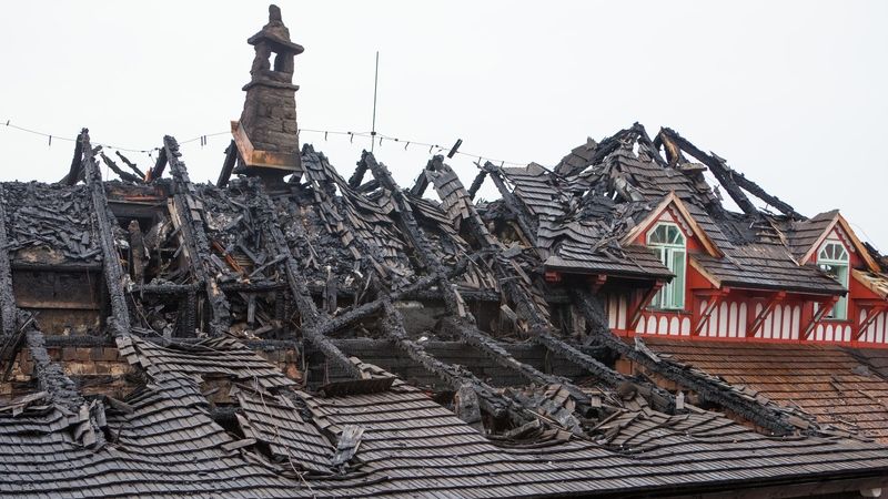Při požáru dřevěné chaty Libušín se zbortila střecha památky.