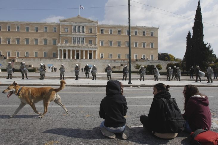 Studenti a policisté před řeckým parlamentem