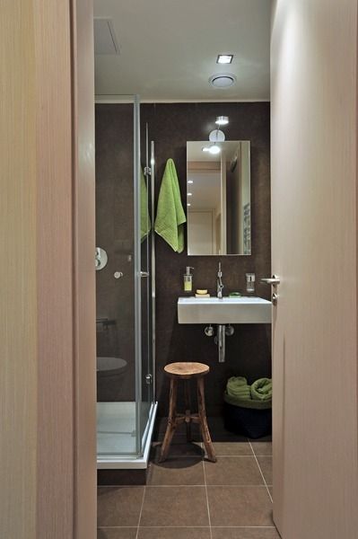 I koupelna byla dovybavena dřevěnými doplňky v chalupářském stylu. 