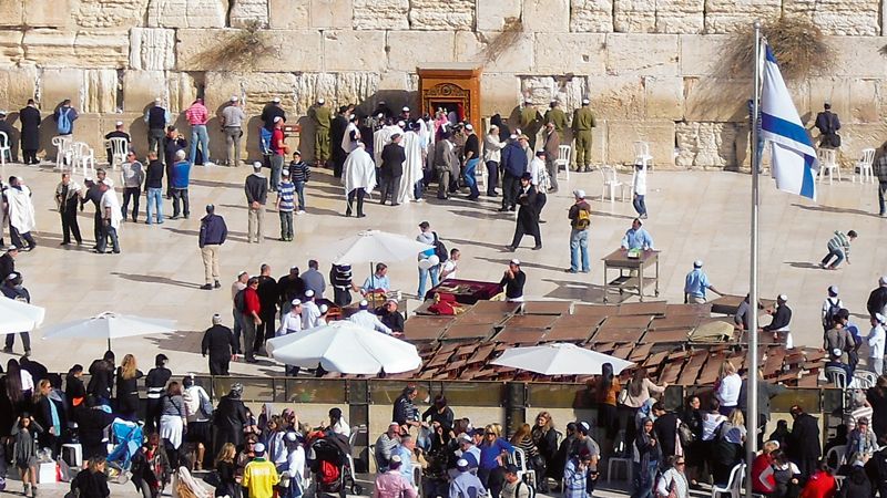 Jedním z nejrušnějších míst v centru starého města je legendární Zeď nářků. I když jde o židovské posvátné místo, své modlitby tu vyslovují i poutníci a návštěvníci jiných vyznání.