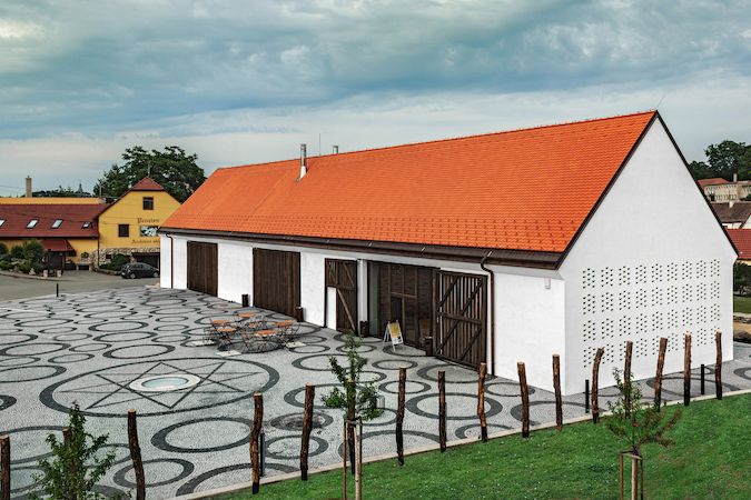 Autoři galerii a reprezentativní prostory vinařství začlenili do okolí velice trefně zvolenou podobou stodoly. S jejím názvem si ovšem vyhráli a stavbu pojmenovali 100dola.