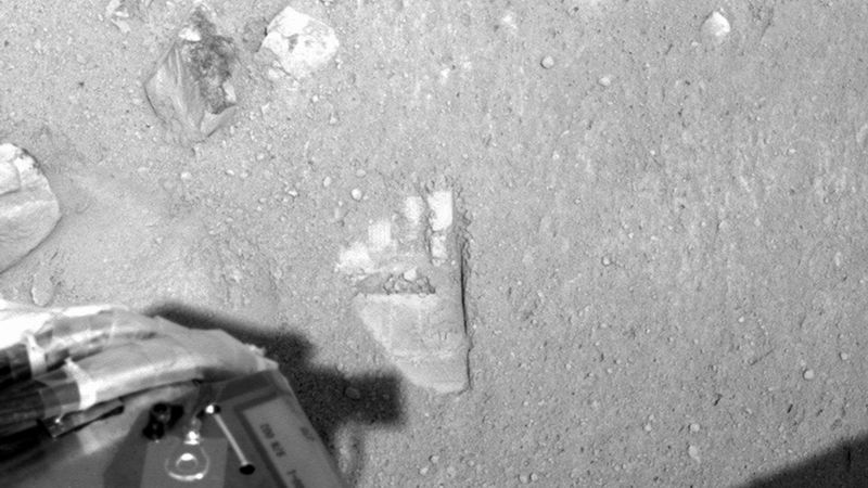 Záběry úlomků, které by mohly být led u povrchu Marsu.