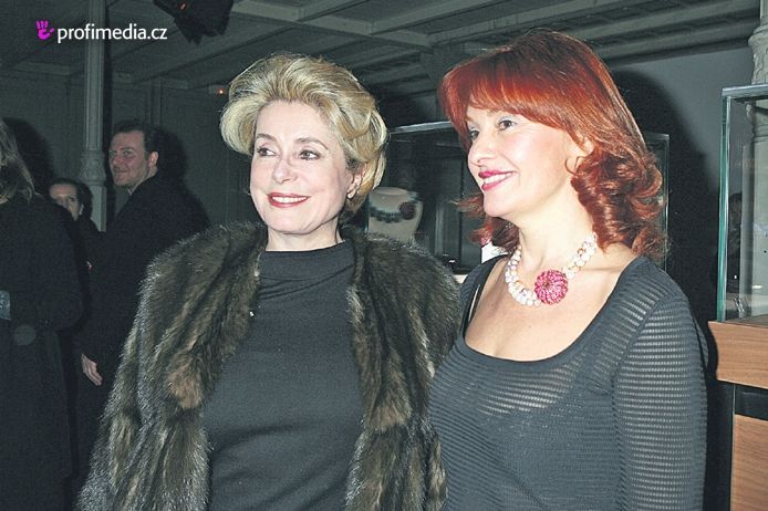 Aljona Dolecká (vpravo) s francouzskou herečkou Catherine Denevueve při představení kolekce šperků nazvané Ruská duše.